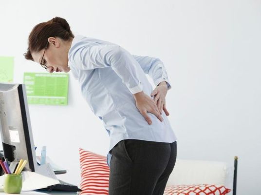 女性腰疼症状有哪些（女性腰疼的几种可能）