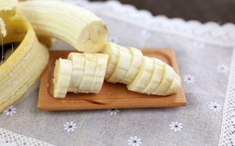 婴儿几个月能吃香蕉（几个月的婴儿可以吃香蕉香蕉怎么吃?）