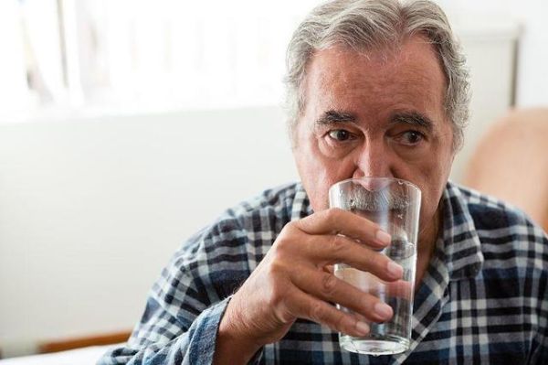 喝的水对皮肤有影响吗（喝的水对皮肤有影响吗男生）