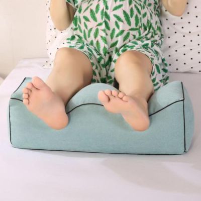婴儿睡觉喜欢垫东西（婴儿睡觉喜欢把脚垫高）