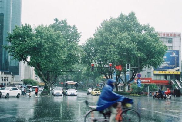 下雨天如何拍摄城市（下雨天如何拍摄城市照片）