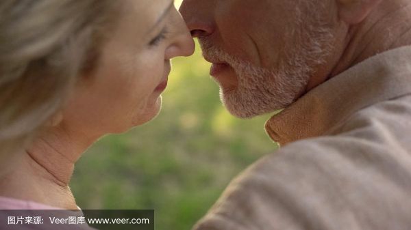 跟老男人接吻什么感觉（和老男人相处久了会有感情吗）